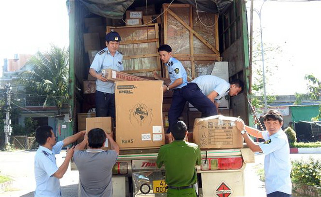 Kon Tum: Phát hiện xe tải chở số lượng lớn hàng hóa không rõ xuất xứ ảnh 1