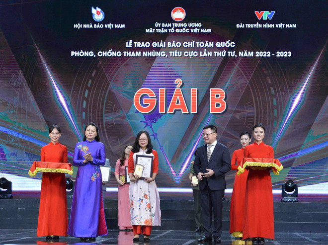 Phó Trưởng Ban Tuyên giáo Trung ương, Tổng Biên tập Báo Nhân Dân, Chủ tịch Hội Nhà báo Việt Nam Lê Quốc Minh và Phó Chủ tịch, Tổng Thư ký Ủy ban Trung ương MTTQ Việt Nam Nguyễn Thị Thu Hà trao Giải B cho phóng viên Báo Điện tử VietnamPlus, Thông tấn xã Việt Nam. (Ảnh: Minh Đức/TTXVN) Danh sách các tác phẩm đoạt Giải Báo chí về Phòng, Chống Tham nhũng ảnh 2