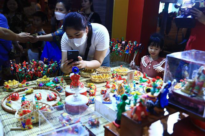 Hai vạn lượt khách tham dự Lễ hội Quà tặng Du lịch Hà Nội 2023 ảnh 1