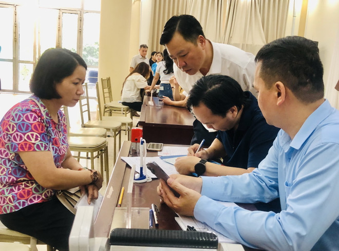 Làm thủ tục trao kinh phí hỗ trợ đợt 2 cho các nạn nhân của vụ cháy. (Ảnh: Tuyết Mai/TTXVN) Vụ cháy chung cư mini: Trao gần 124 tỷ đồng hỗ trợ các nạn nhân ảnh 1