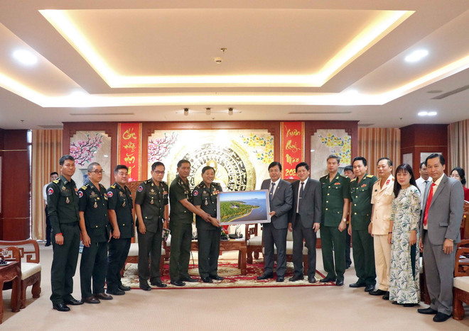 Bộ Tư lệnh Cảnh vệ quân đội Campuchia chúc Tết tại Cà Mau và Hậu Giang ảnh 1