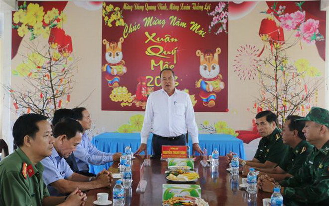 Chúc Tết lực lượng làm nhiệm vụ ở tuyến biên giới Việt Nam-Campuchia ảnh 1