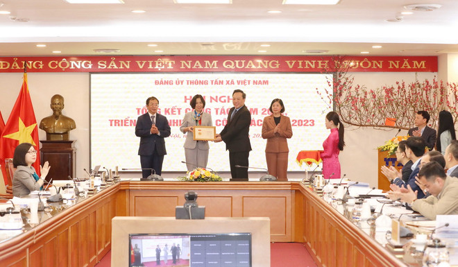 Ông Đỗ Việt Hà, Phó Bí thư Đảng ủy Khối các cơ quan Trung ương trao Kỷ niệm chương của Ban Dân vận Trung ương cho bà Vũ Việt Trang, Tổng Giám đốc Thông tấn xã Việt Nam. (Ảnh: Phương Hoa/TTXVN) Tổng Giám đốc TTXVN: Chuyển đổi số trong tác nghiệp, quản lý báo chí ảnh 2