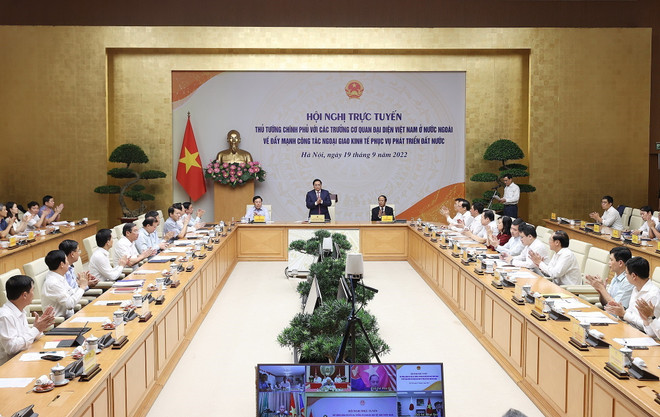 Thủ tướng Chính phủ Phạm Minh Chính chủ trì Hội nghị trực tuyến Thủ tướng Chính phủ với các Trưởng Cơ quan đại diện Việt Nam ở nước ngoài. (Ảnh: Dương Giang/TTXVN) Thủ tướng họp trực tuyến với đại sứ, trưởng đại diện ở nước ngoài ảnh 1