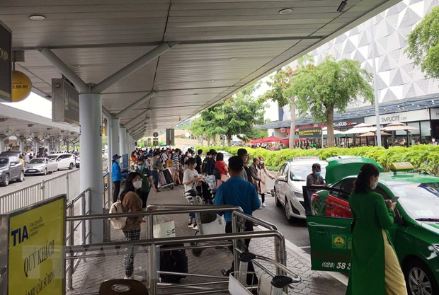 Phân luồng tạm thời vào giờ cao điểm khu vực sân bay Tân Sơn Nhất ảnh 1