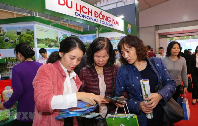 Khách tham dự Hội chợ du lịch quốc tế Việt Nam năm 2019. (Nguồn: TTXVN) Lùi thời gian tổ chức Hội chợ du lịch quốc tế Việt Nam vì COVID-19 ảnh 1