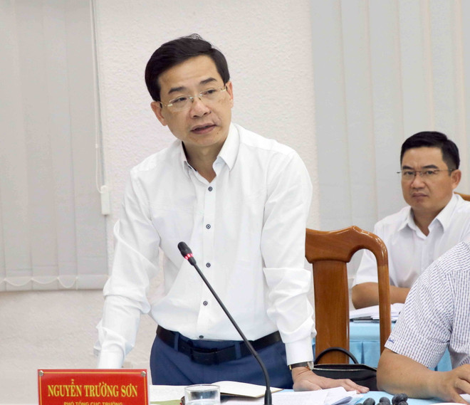 Ông Nguyễn Trường Sơn - Phó Tổng cục trưởng Tổng cục Phòng chống thiên tai nêu các quy định cụ thể về cơ chế công bố thiên tai. (Ảnh: Huỳnh Thế Anh/TTXVN) Hạn mặn ngày càng khốc liệt, Cà Mau gấp rút tìm giải pháp ứng phó ảnh 2