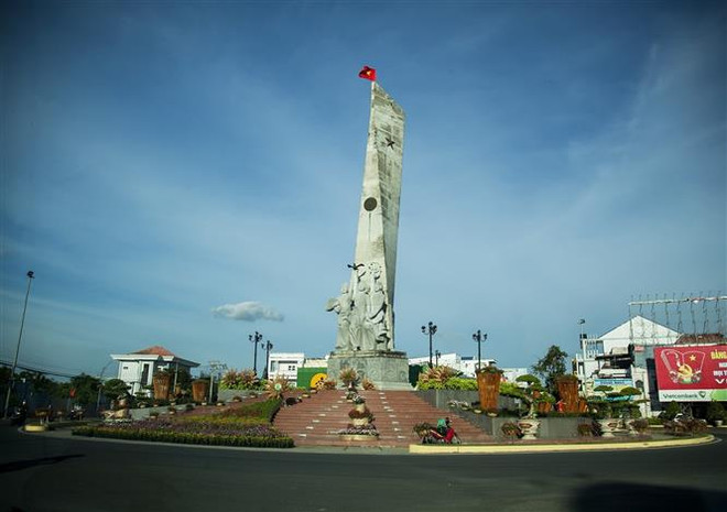 Tượng đài Ba Cô Gái, tượng trưng cho 3 dân tộc anh em tại tỉnh Sóc Trăng: Kinh, Hoa và Khmer. (Ảnh: Hồng Đạt/TTXVN) 10 sản phẩm chủ lực giúp Sóc Trăng thu hút khách du lịch ảnh 1