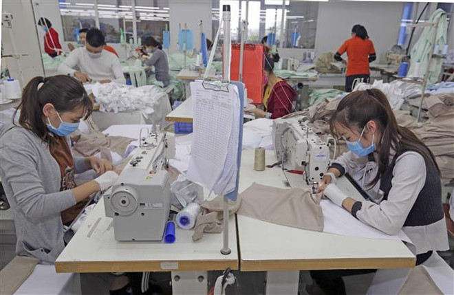 May hàng xuất khẩu tại Công ty TNHH Hưng Việt, Mỹ Hào, Hưng Yên. (Ảnh: Trần Việt/TTXVN) Đối mặt nhiều khó khăn, xuất khẩu dệt may vẫn 'nhắm' đích 43 tỷ USD ảnh 1