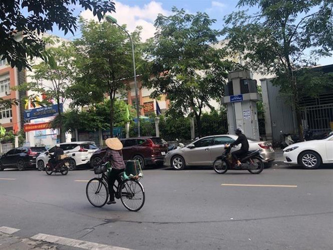 Ô tô đỗ tràn lan trước cổng trường tiểu học Ngô Thì Nhậm, quận Hai Bà Trưng, thành phố Hà Nội. (Ảnh: Tuyết Mai/TTXVN) Tình trạng trông giữ xe ở nội thành Hà Nội: Tràn lan vi phạm ảnh 1