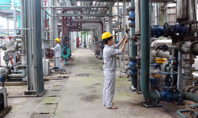 Vận hành dây chuyền điện phân sản xuất xút tại Công ty Cổ phần Hóa chất Việt Trì. (Nguồn: Tietkiemnangluong.com.vn) Sắp đấu giá gần 2 triệu cổ phần Công ty cổ phần hóa chất Việt Trì ảnh 1