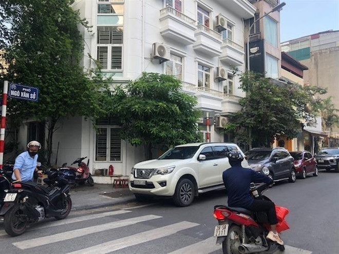 Ôtô đỗ kín một bên lòng đường phố Ngô Văn Sở, quận Hoàn Kiếm, thành phố Hà Nội. (Ảnh: Tuyết Mai/TTXVN) Tình trạng trông giữ xe ở nội thành Hà Nội: Tràn lan vi phạm ảnh 2