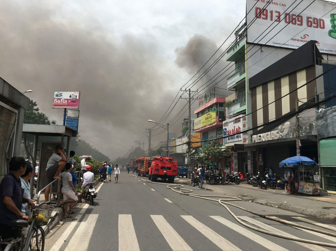 Thành phố Hồ Chí Minh: Cháy lớn tại kho đồ gỗ, khói đen bốc cao ảnh 1