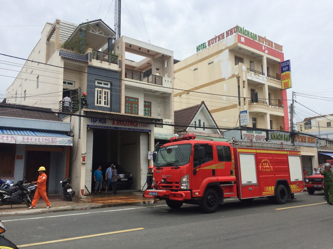 Cà Mau: Cháy một tiệm tạp hóa, lửa thiêu rụi các vật dụng ở tầng 2 ảnh 1