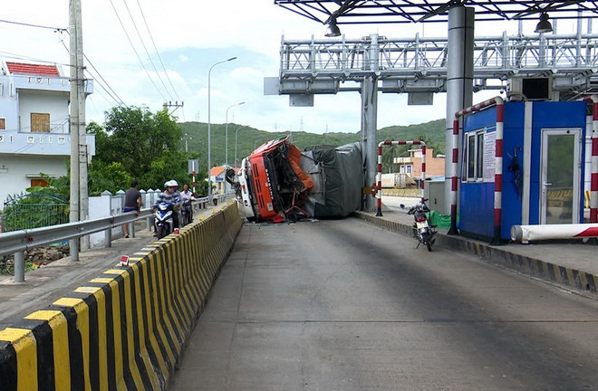 Phú Yên: Tai nạn giao thông ngay trạm thu phí, xe tải lật nghiêng ảnh 1