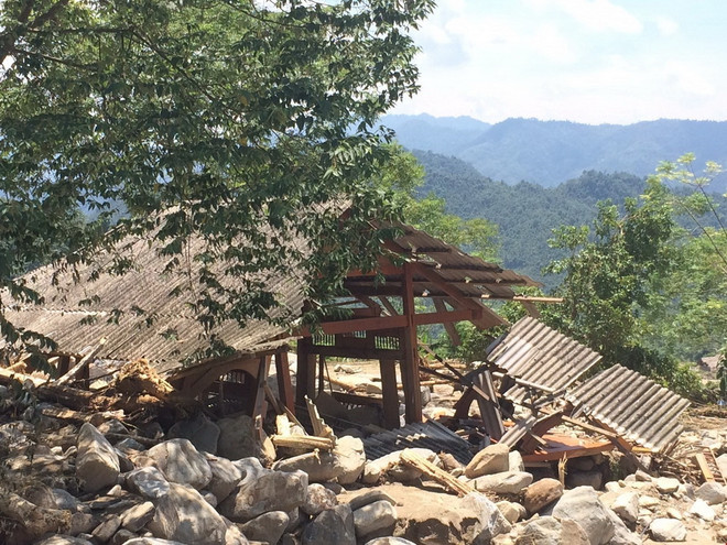 Băng rừng để tiếp cận các xã bị cô lập do mưa lũ ở Yên Bái ảnh 1