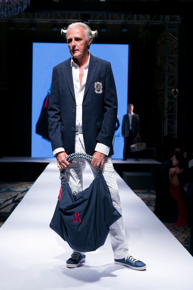 Ngắm 'Phong cách sống châu Âu' trên sàn diễn Việt Nam ảnh 17