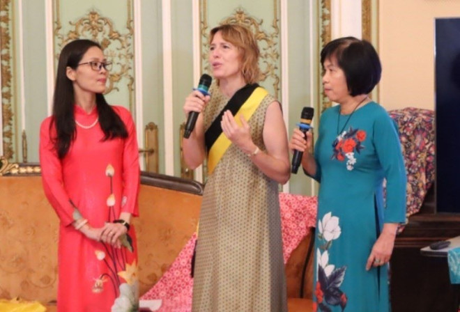 Bà Audrey Lhoest, Quận phó Ixelles, một quận tập trung đông đảo người Việt sinh sống và học tập, phát biểu tại lễ ra mắt Câu lạc bộ. (Ảnh: Hương Giang/TTXVN) ttxvn_ao dai 2.jpg