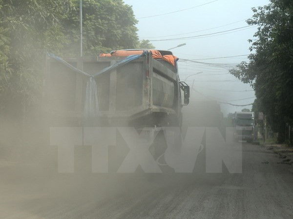 Xử lý vụ dân lập rào chắn, ngăn xe chở đất gây ô nhiễm ở Quảng Ninh ảnh 1