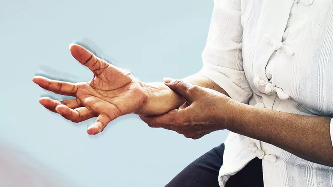Bệnh Parkinson gây ra các cử động không kiểm soát được như run tay, rối loạn giấc ngủ và sức khỏe tâm thần. (Nguồn: Getty Images) Phát hiện loại protein bất thường trong não bộ của bệnh nhân Parkinson ảnh 1