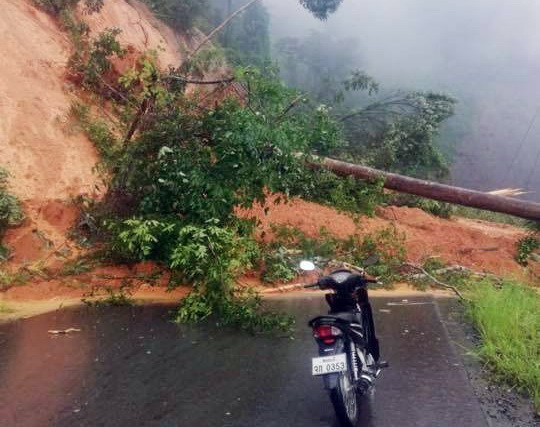 Các điểm sạt lở nghiêm trọng trên tuyến đường huyết mạch từ khu vực Cửa khẩu Quốc tế Bờ Y sang Lào. (Ảnh: Quang Thái/TTXVN) Hàng nghìn mét khối đất đá chắn ngang tuyến đường huyết mạch qua Lào ảnh 1