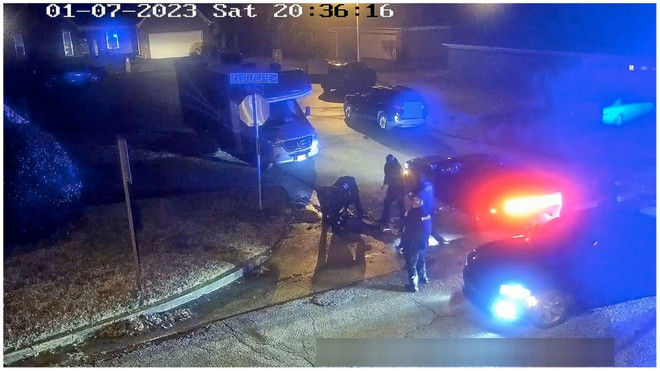 Mỹ: Biểu tình sau khi công bố video cảnh sát hành hung người da màu ảnh 1