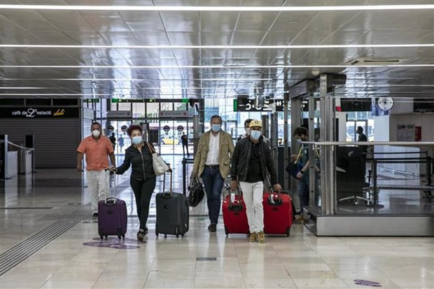 Nhiều hãng hàng không và tổ chức y tế không ủng hộ quy định xét nghiệm ảnh 1