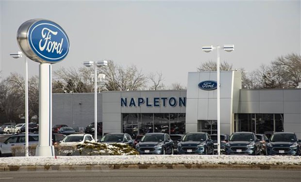Một cửa hàng của Ford tại Libertyville, Illinois, Mỹ. (Ảnh: AFP/TTXVN) Ford Motor triệu hồi 462.000 xe trên toàn cầu do lỗi bộ phát video ảnh 1
