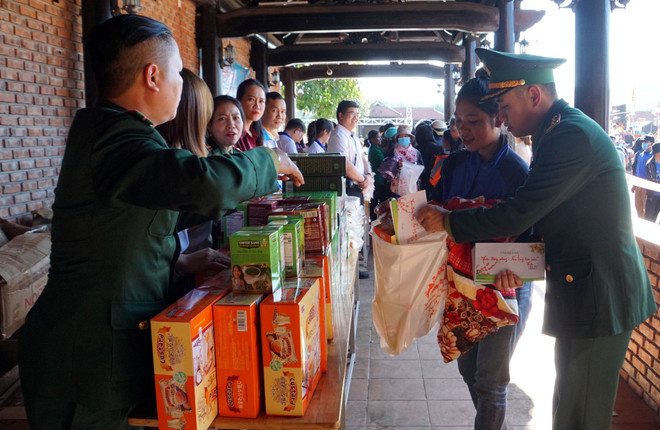 Nghĩa tình chương trình “Xuân Biên phòng - Ấm lòng dân bản” ảnh 1