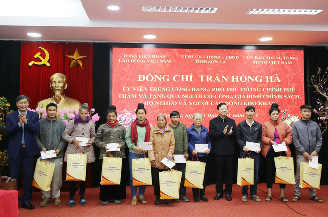 Phó Thủ tướng Trần Hồng Hà và Bí thư Tỉnh ủy Sơn La Nguyễn Hữu Đông trao quà Tết tặng các gia đình có công với cách mạng, gia đình chính sách, hộ nghèo. (Ảnh: Nguyễn Cường/TTXVN) Phó Thủ tướng Trần Hồng Hà thăm, chúc Tết tại Sơn La ảnh 1