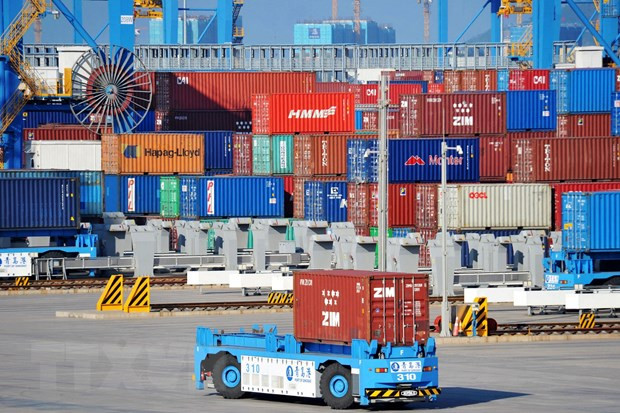 Cảng hàng hóa ở tỉnh Sơn Đông, Trung Quốc. (Ảnh: AFP/TTXVN) WEF 2023: IMF nhận định về khả năng phục hồi của kinh tế Trung Quốc ảnh 1