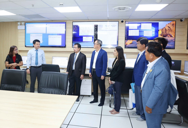 Đoàn đại biểu Câu lạc bộ Các nhà báo Campuchia tham quan Trung tâm Kỹ thuật của Thông tấn xã Việt Nam. (Ảnh: Phương Hoa/TTXVN) ttxvn_nha bao campuchia 2.jpg