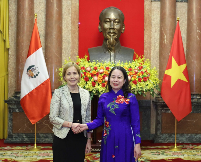 Quyền Chủ tịch nước Võ Thị Ánh Xuân với Đại sứ Peru Patricia Yolanda Raez Portocarrrero. (Ảnh: Thống Nhất/TTXVN) ttxvn_dai su Peru.jpg