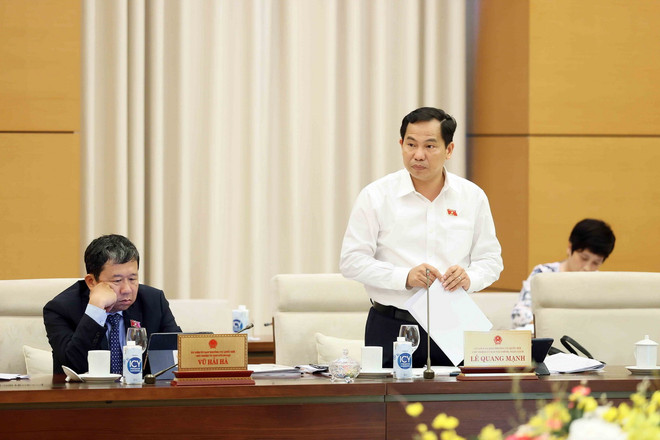 Chủ nhiệm Ủy ban Tài chính, Ngân sách của Quốc hội Lê Quang Mạnh trình bày báo cáo thẩm tra. (Ảnh: An Đăng/TTXVN) ttxvn_uy ban thuong vu 3.jpg