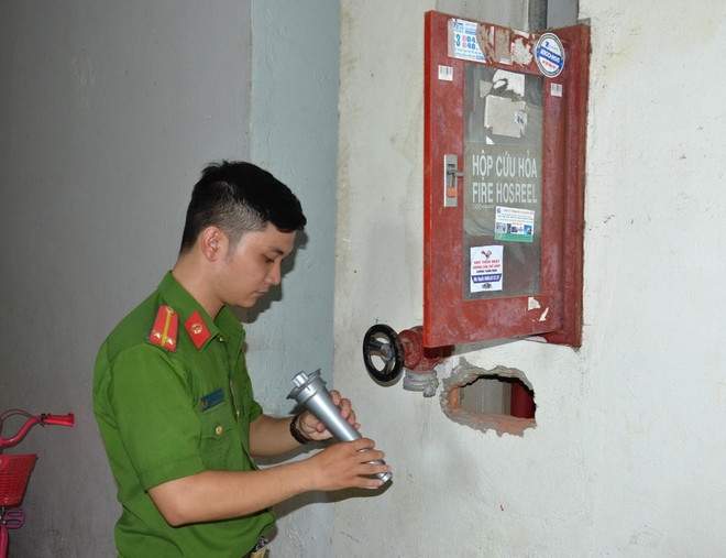 Kiểm tra hệ thống phòng cháy, chữa cháy tại một khu chung cư. (Nguồn: TTXVN) ttxvn_bao chay 2.jpg