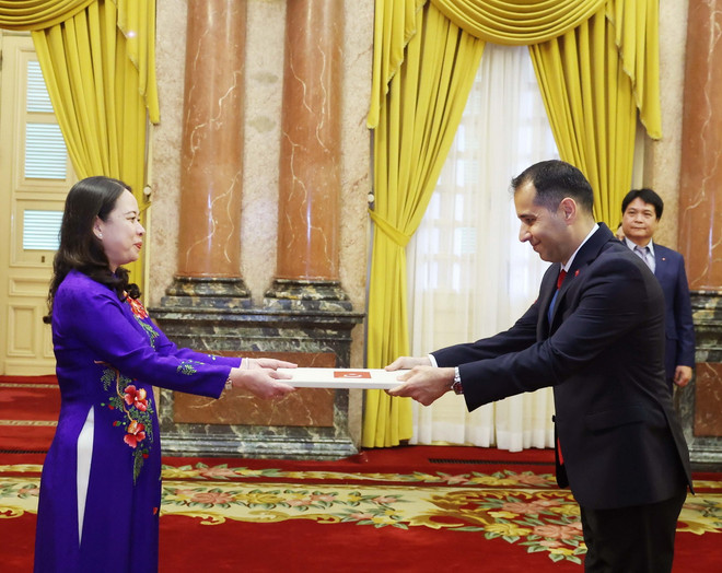 Quyền Chủ tịch nước Võ Thị Ánh Xuân tiếp nhận Quốc thư của Đại sứ Thổ Nhĩ Kỳ Korhan Kemik. (Ảnh: Thống Nhất/TTXVN) ttxvn_dai su tho nhi ky 1.jpg