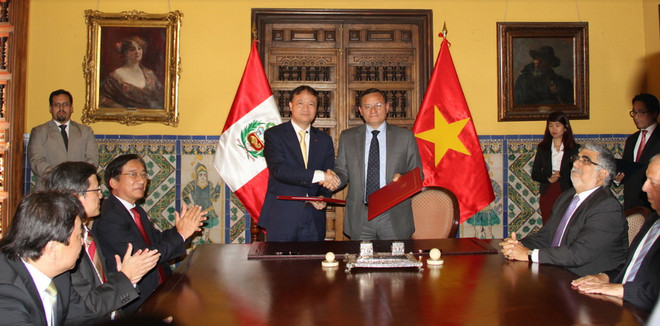 Thứ trưởng Đỗ Thắng Hải và Thứ trưởng Nestor Popolizio Bardales ký biên bản Kỳ họp lần thứ nhất Ủy ban liên Chính phủ Việt Nam-Peru. (Ảnh: Diệu Hương/Vietnam+) Kỳ họp lần thứ nhất Ủy ban liên Chính phủ Việt Nam-Peru tại Lima ảnh 2