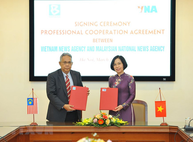 Tổng Giám đốc TTXVN Vũ Việt Trang và Tổng Biên tập BERNAMA Khairdzir bin Md Yunus ký kết Thỏa thuận hợp tác nghiệp vụ năm 2022. (Ảnh: Minh Đức/TTXVN) Đưa quan hệ Việt Nam-Malaysia đi vào thực chất, hiệu quả hơn ảnh 2