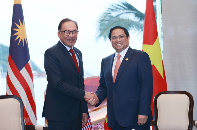 Thủ tướng Phạm Minh Chính gặp Thủ tướng Malaysia Anwar Ibrahim nhân dịp sang dự Hội nghị Cấp cao ASEAN lần thứ 42 tại Labuan Bajo, Indonesia. (Ảnh: Dương Giang/TTXVN) Đưa quan hệ Việt Nam-Malaysia đi vào thực chất, hiệu quả hơn ảnh 1