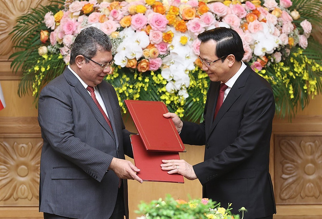 Bộ trưởng Bộ Lao động, Thương binh và Xã hội Đào Ngọc Dung và Bộ trưởng Ngoại giao Malaysia Dato' Sri Saifuddin bin Abdullah trao đổi Bản ghi nhớ giữa Chính phủ Việt Nam và Chính phủ Malaysia về tuyển dụng, việc làm và hồi hương lao động. (Ảnh: Dương Giang/TTXVN) Đưa quan hệ Việt Nam-Malaysia đi vào thực chất, hiệu quả hơn ảnh 4