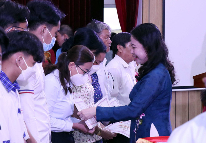 Phó Chủ tịch nước dự lễ trao học bổng 'Học không bao giờ cùng' ảnh 1