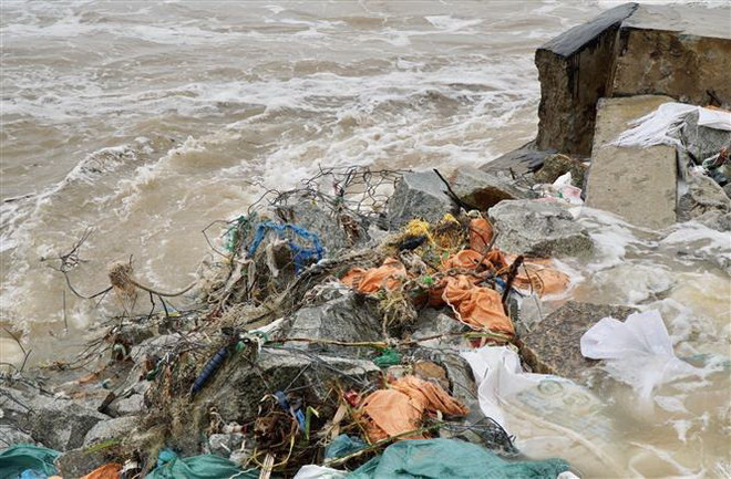 Hàng nghìn lượt người khắc phục sạt lở bờ biển ở Thừa Thiên-Huế ảnh 2