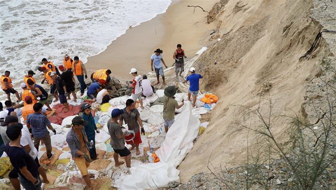 Hàng nghìn lượt người khắc phục sạt lở bờ biển ở Thừa Thiên-Huế ảnh 1