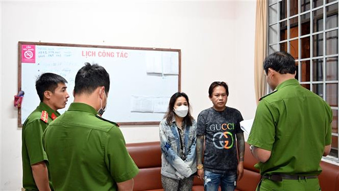 Các đối tượng nhận quyết định khởi tố và lệnh bắt tại cơ quan điều tra. (Ảnh: TTXVN phát) Lâm Đồng: Bắt tạm giam hai nhóm đuổi chém nhau giữa phố Đà Lạt ảnh 1