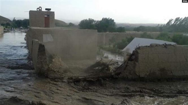 Lũ lụt do mưa lớn tàn phá nhiều thị trấn, làng mạc gần thành phố Estahban, Iran. (Ảnh: IRNA/TTXVN) Iran: Mưa lớn gây lũ quét làm ít nhất 21 người thiệt mạng ảnh 1