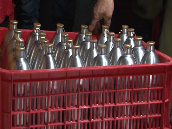 Bình Phước: Tiêu hủy 900 lít bia hơi không rõ nguồn gốc xuất xứ ảnh 1