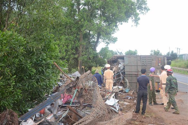 Chạy tốc độ cao, xe container lật sau khi ôm cua làm 4 người bị thương ảnh 1