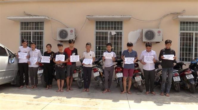 Bình Dương: Tạm giữ nhóm thiếu niên ném gạch đá vào nhà dân ảnh 1