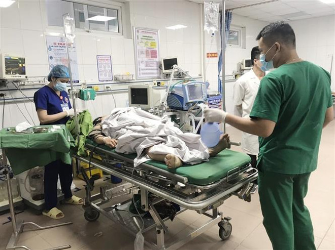 Vụ xe khách đâm xe đầu kéo: Khẩn trương cứu chữa người bị thương ảnh 1