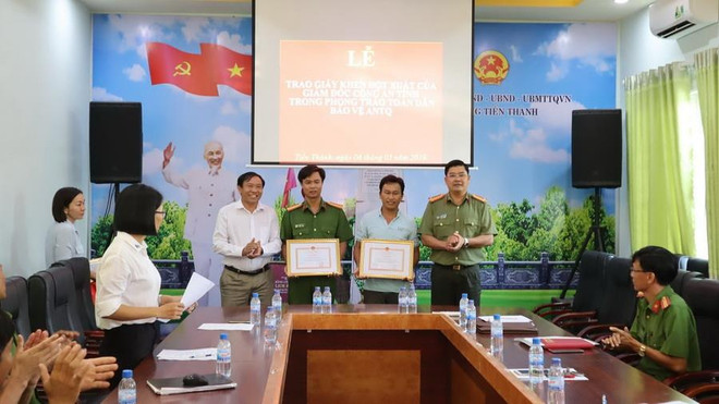 Khen thưởng ba người dân dũng cảm truy bắt tội phạm ở Bình Phước ảnh 1